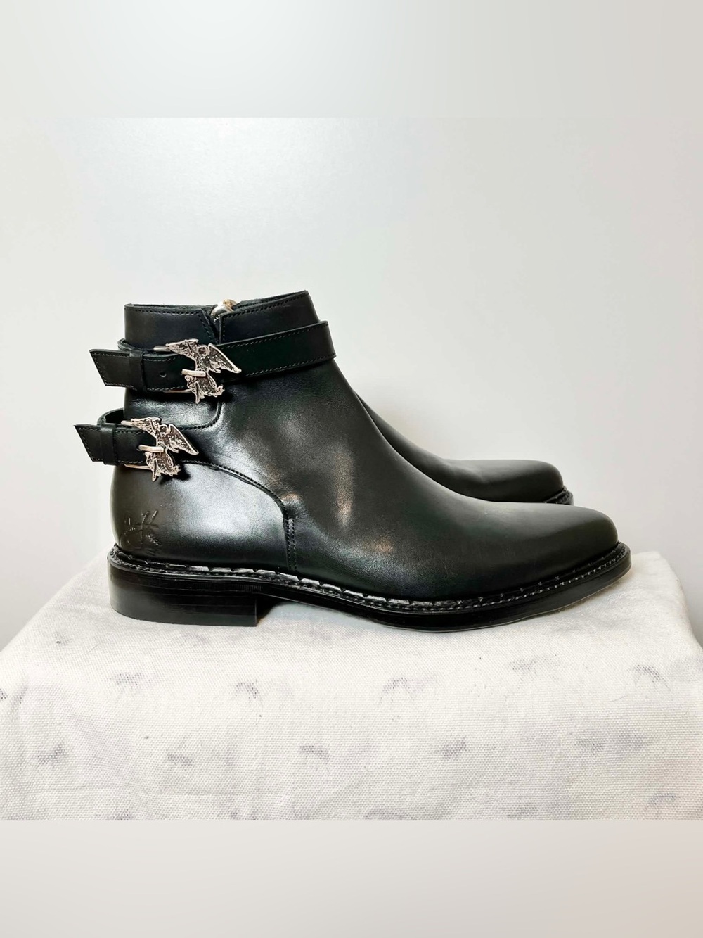 NWOT John Fluevog Modvog Packer Black Leather Moto Ankle Boots Angel Buckle Sz 9